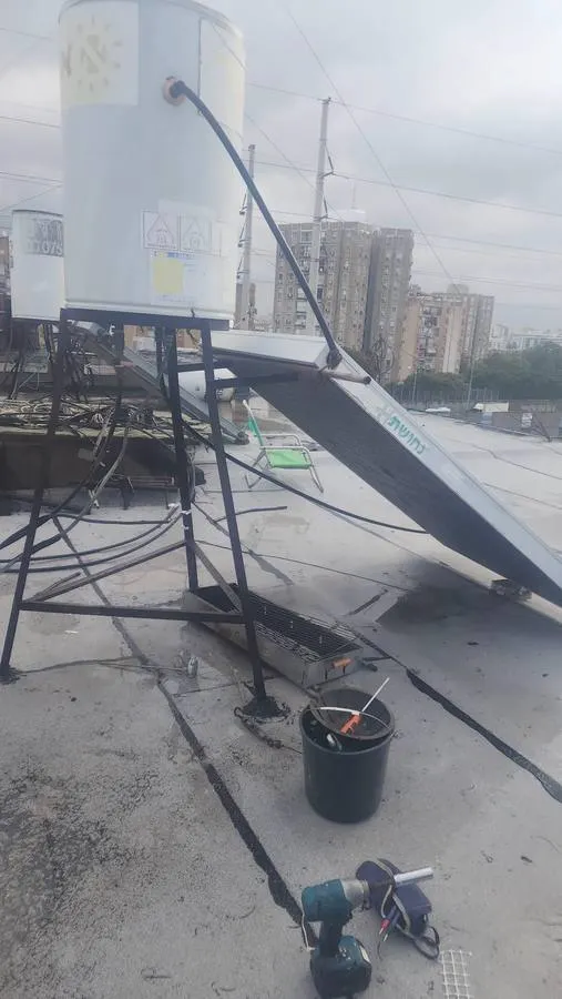 מערכת דוד וקולטים על גג בניין | תיקון פלוס