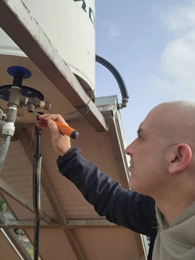 עבודה על מערכת סולארית