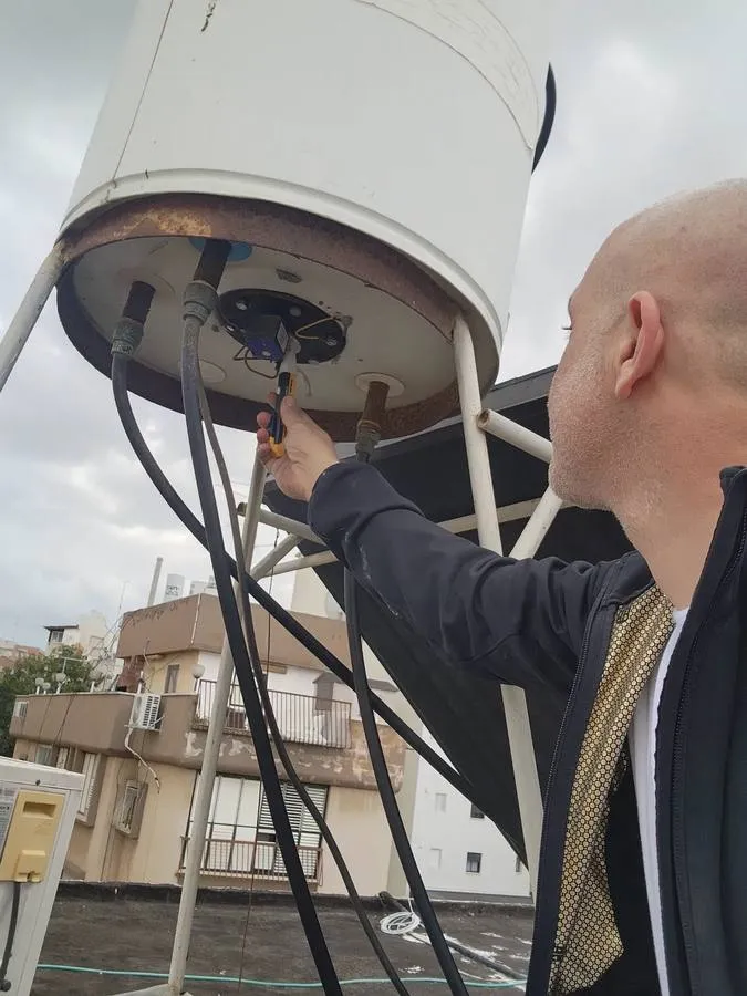 טכנאי תיקון פלוס מתקן דוד שמש על הגג